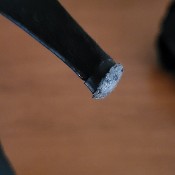 Le chateau heels with bow in back. Size 6 - Picture 6 of 7